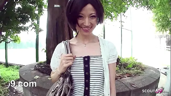 甜美日本少女被骗在车里狂热口交！