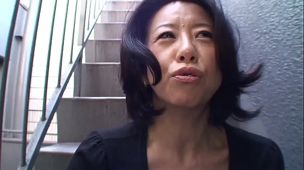 La Emoción de la Mamá Japonesa Junko Sakashita: Revelando Senos en Porno Voyeur